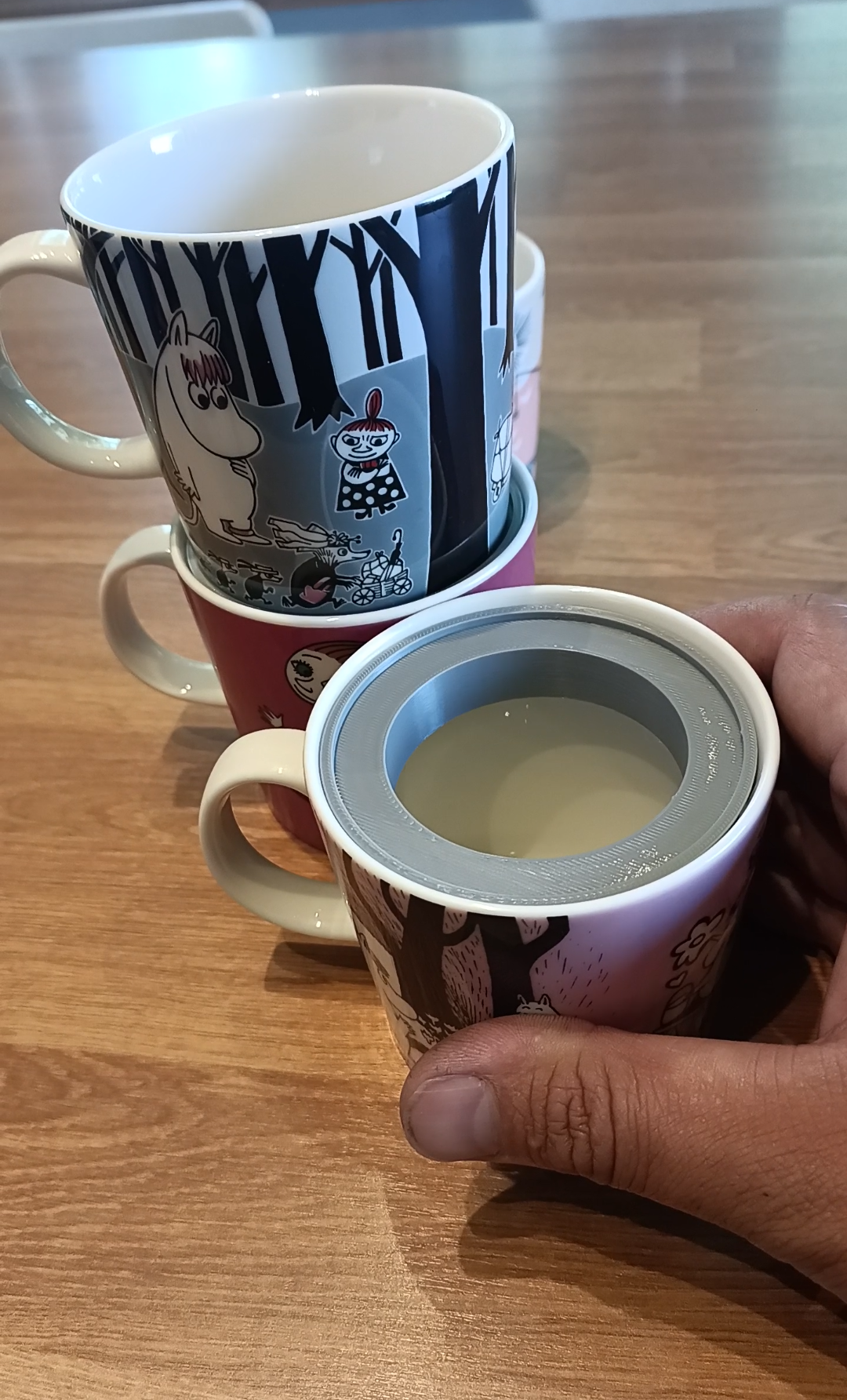 Hållare muminmugg / staplare för muminmugg